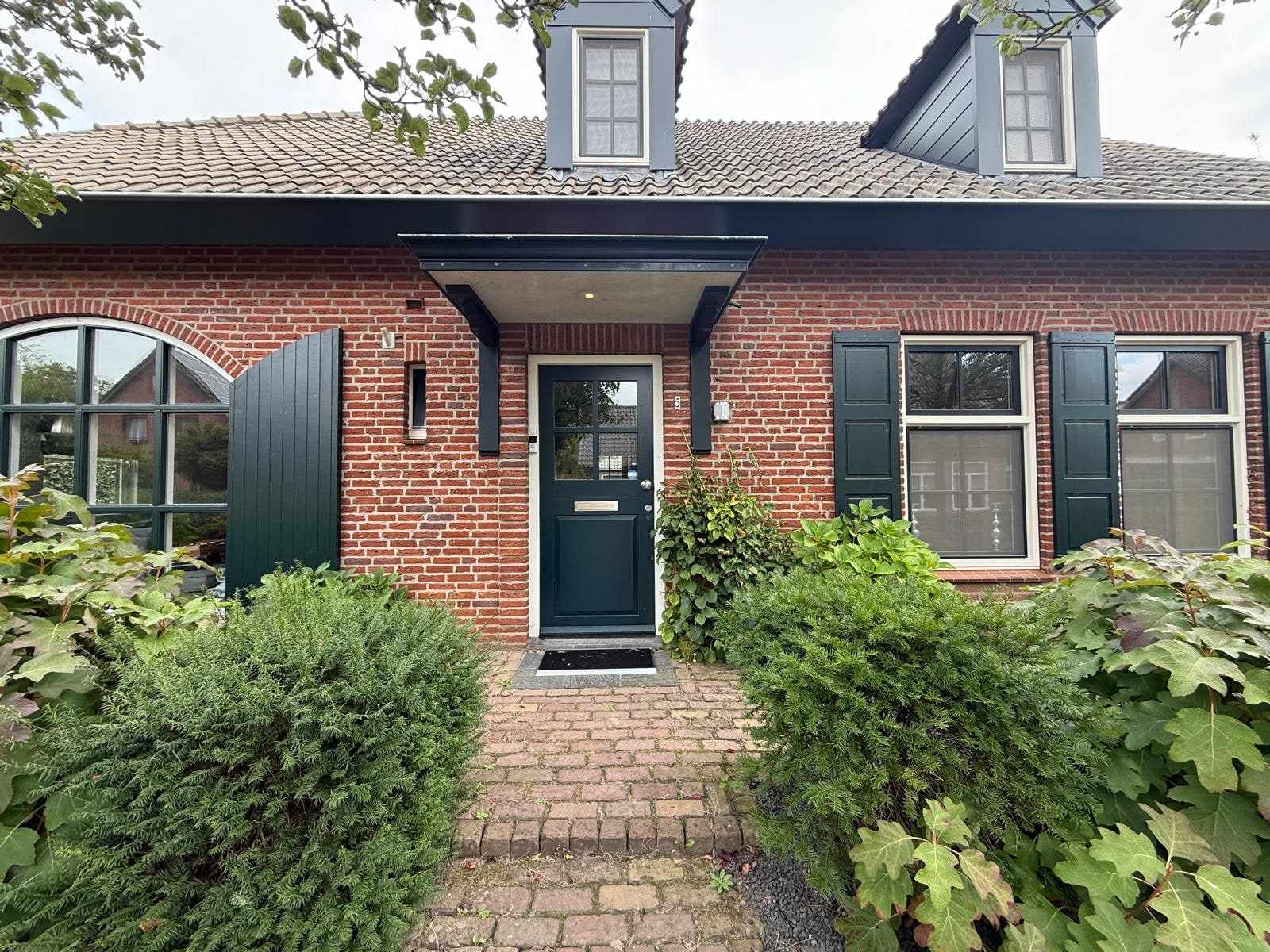 Voor en na: Woning met witte gevel en donkere luiken — voor