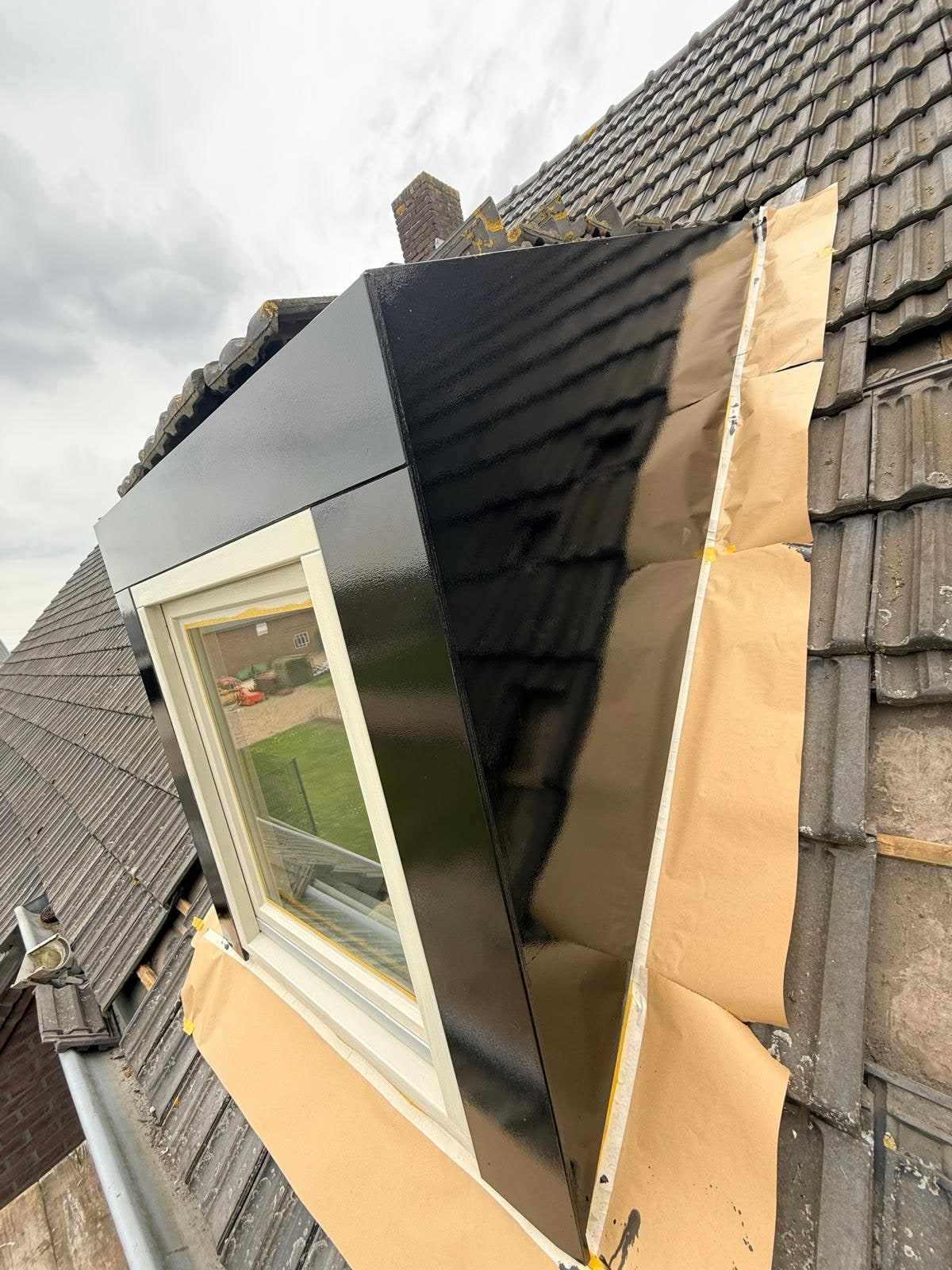 Dakkapel na het schilderwerk, met een gladde hoogglans zwarte zijwang