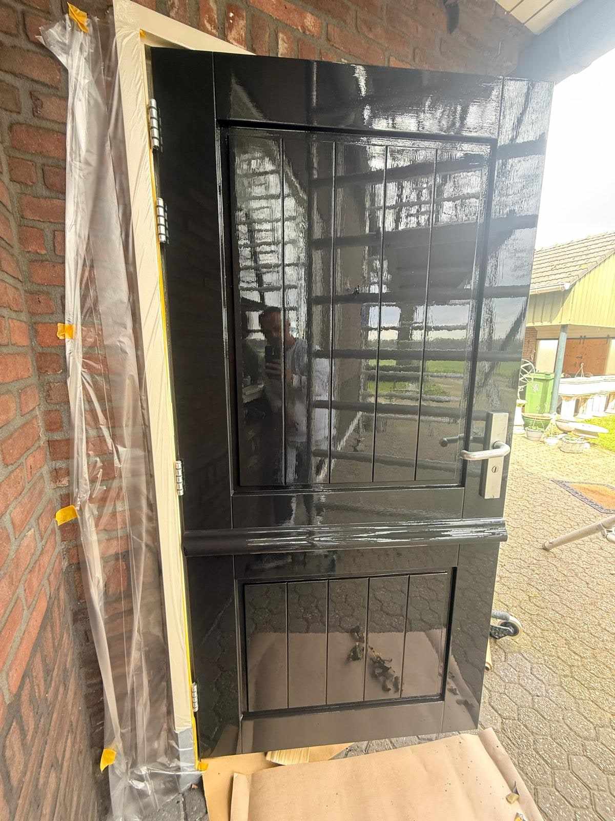 Erker van binnenuit met folie op de vloer en de kozijnen in het zwart gezet
