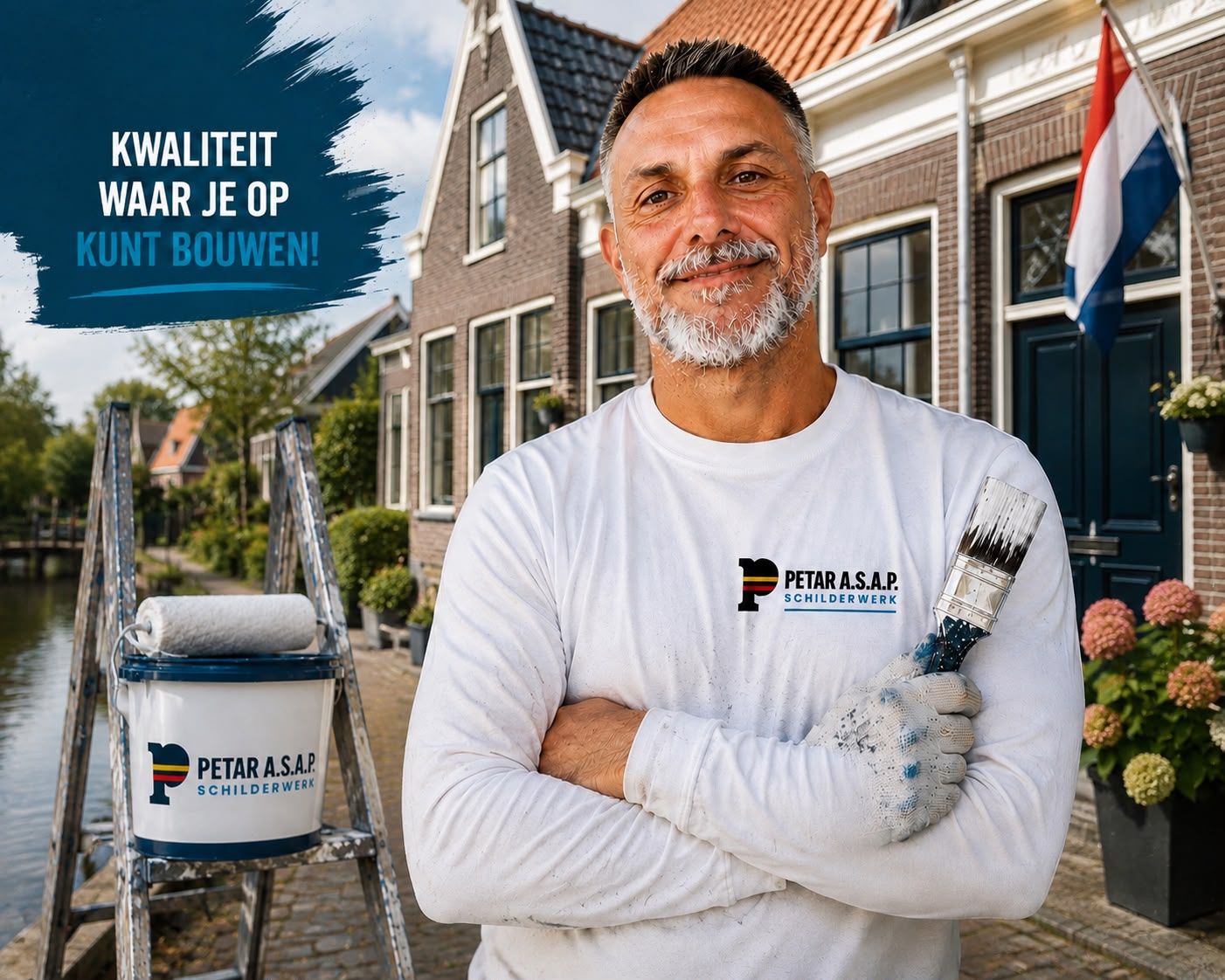 Petar, schilder en eigenaar van Petar A.S.A.P. Schilderwerk, met kwast voor een geschilderde gevel